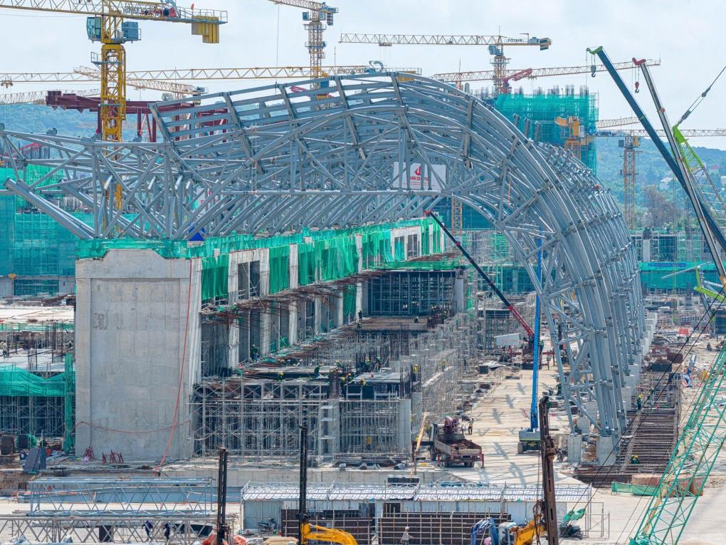 Trung tâm Hội nghị và Triển lãm APEC đang lắp đặt kết cấu mái. Ảnh: Ánh Dương.
